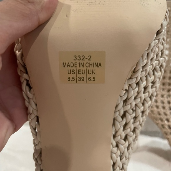 Women’s Heels - Picture 4 of 6